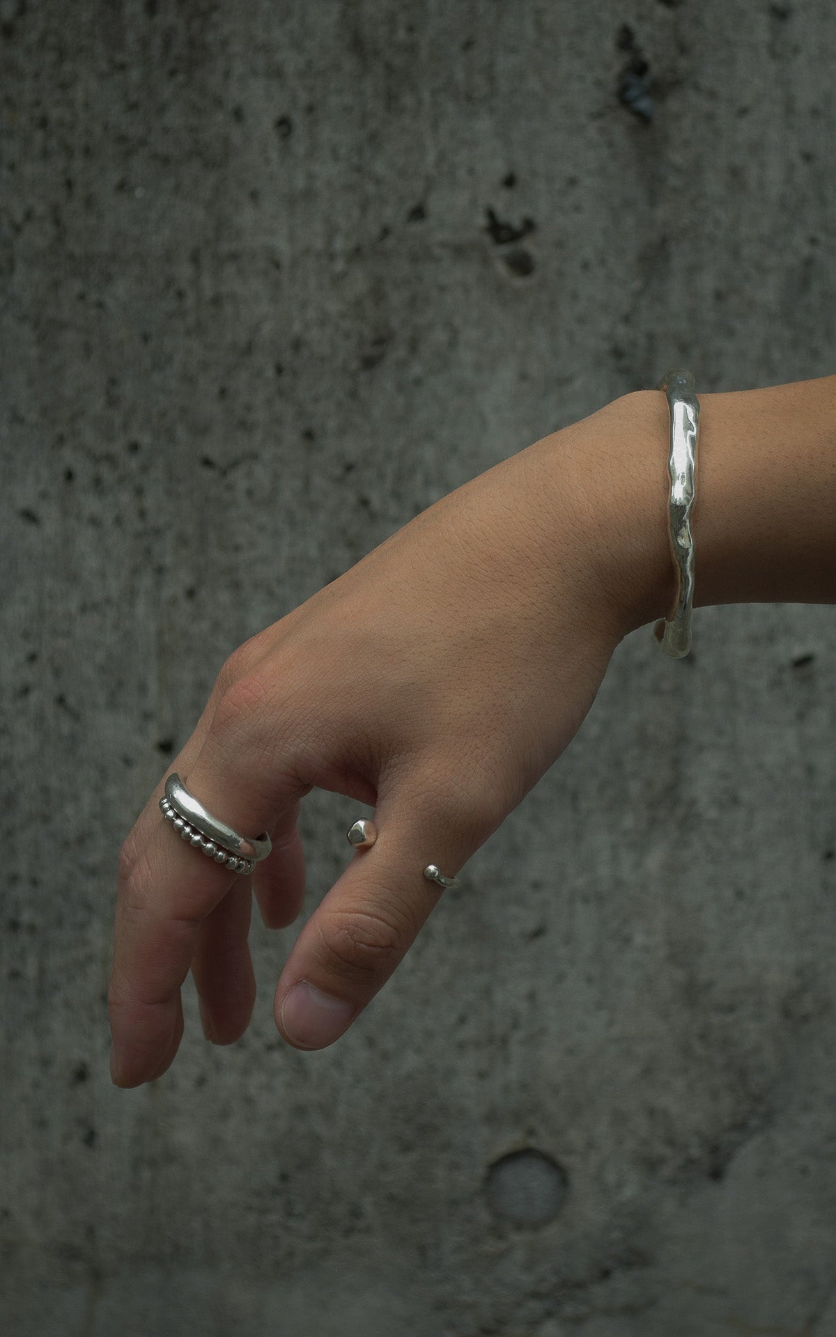 Asymmetry ball space ring